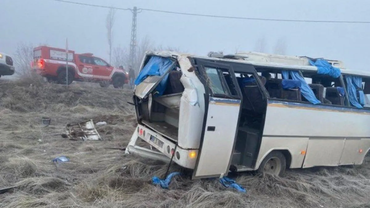 Malatya’da işçi servisinin devrilmesi sonucu 17 kişi yaralandı