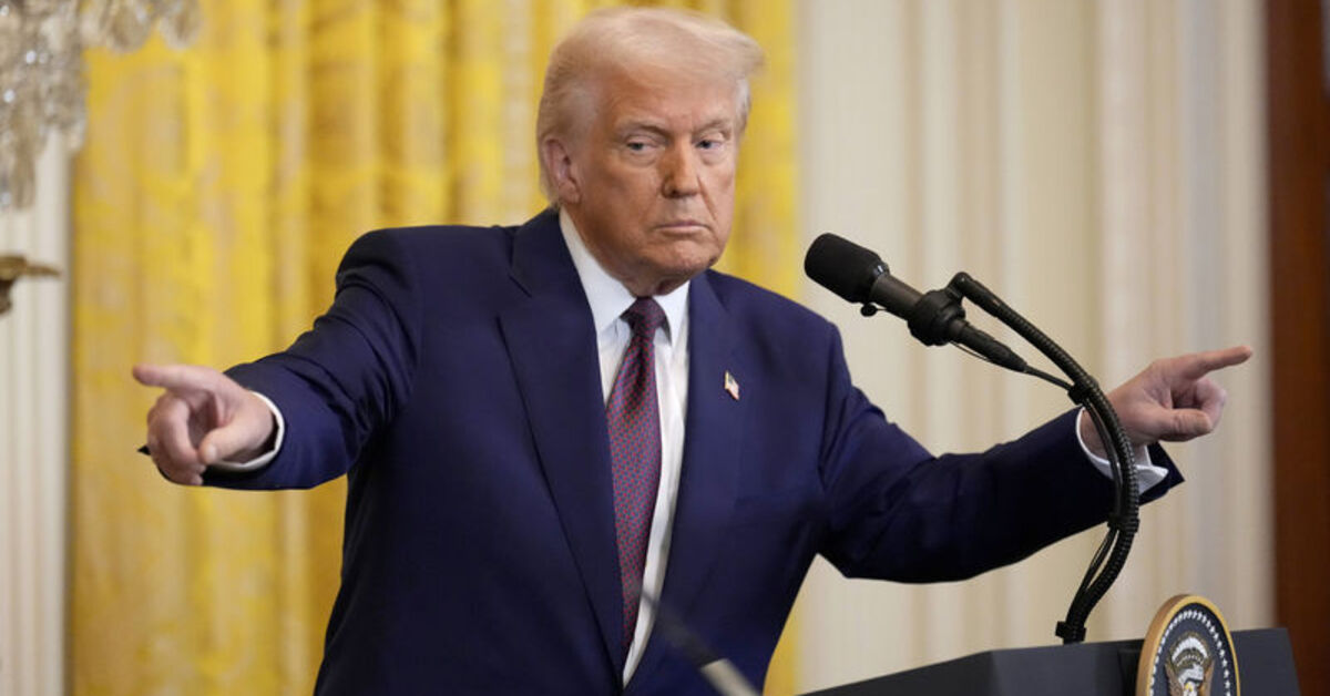 ABD Başkanı Trump’ın sabıka fotoğrafı Oval Ofisin girişine asıldı