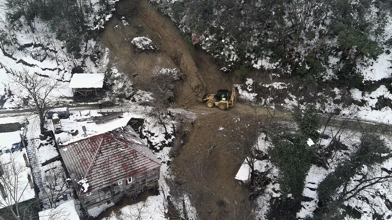 Sinop’ta toprak kayması: Kapanan yol ulaşıma açıldı