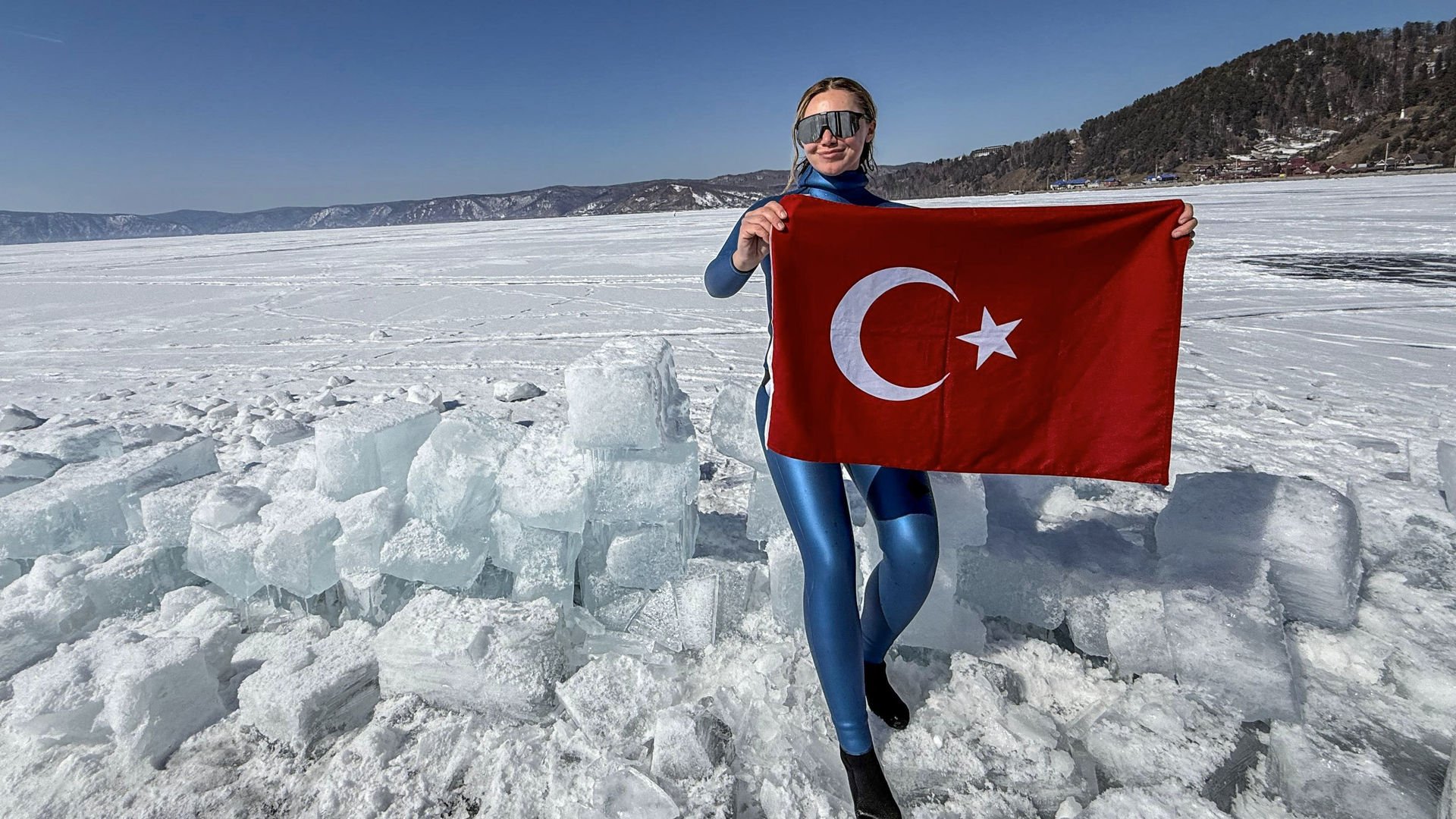 Şahika Ercümen, buzla kaplı Baykal gölüne dalış yaptı